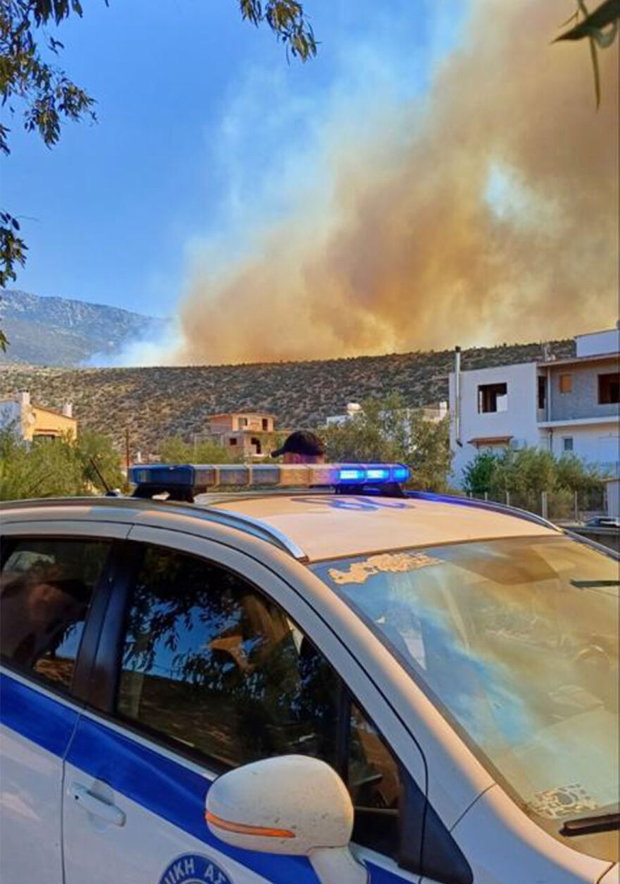 Φωτιά στον Πρόδρομο Βοιωτίας: Με αλιευτικά σκάφη απομακρύνθηκαν 60 άτομα από την παραλία Σαράντη