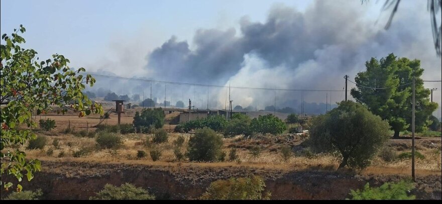 Φωτιά στον Ασπρόπυργο: Μήνυμα του 112 στον Λόφο Κυρίλλου για εκκένωση προς Μάνδρα