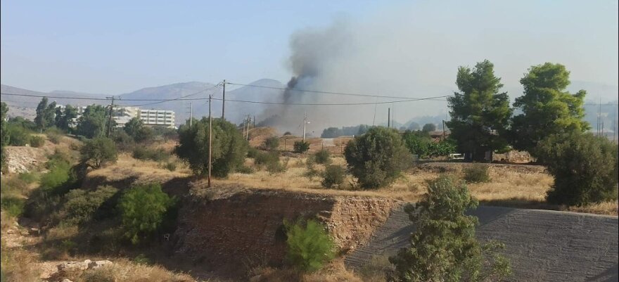 Φωτιά στον Ασπρόπυργο: Μήνυμα του 112 στον Λόφο Κυρίλλου για εκκένωση προς Μάνδρα