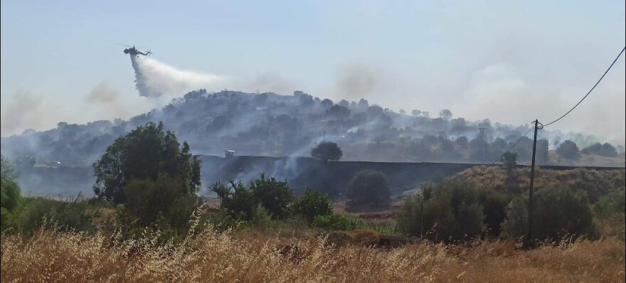 Φωτιά στον Ασπρόπυργο: Μήνυμα του 112 στον Λόφο Κυρίλλου για εκκένωση προς Μάνδρα