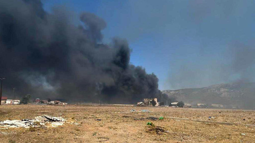 Φωτιά στον Ασπρόπυργο: Μήνυμα του 112 στον Λόφο Κυρίλλου για εκκένωση προς Μάνδρα