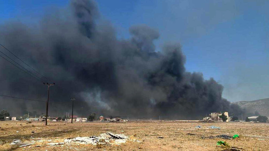 Φωτιά στον Ασπρόπυργο: Μήνυμα του 112 στον Λόφο Κυρίλλου για εκκένωση προς Μάνδρα