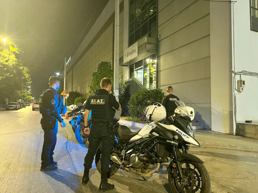 Φάρσα το τηλεφώνημα για βόμβα στον Σκλαβενίτη, στο Avenue - Δείτε βίντεο και φωτογραφίες από την προληπτική εκκένωση