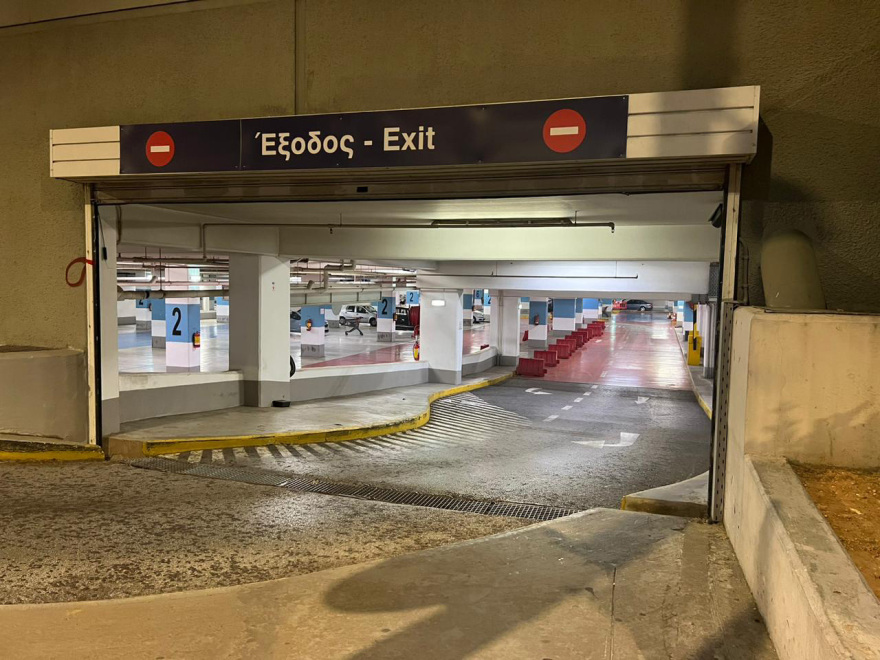 Φάρσα το τηλεφώνημα για βόμβα στον Σκλαβενίτη, στο Avenue - Δείτε βίντεο και φωτογραφίες από την προληπτική εκκένωση