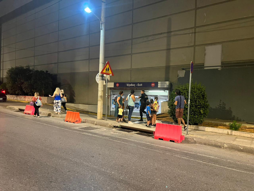 Φάρσα το τηλεφώνημα για βόμβα στον Σκλαβενίτη, στο Avenue - Δείτε βίντεο και φωτογραφίες από την προληπτική εκκένωση