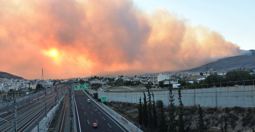 Πυρκαγιές: Ανεβαίνει προς την Πάρνηθα η φωτιά που ξέσπασε στη Φυλή - Κάηκαν σπίτια κι αυτοκίνητα στη Χασιά