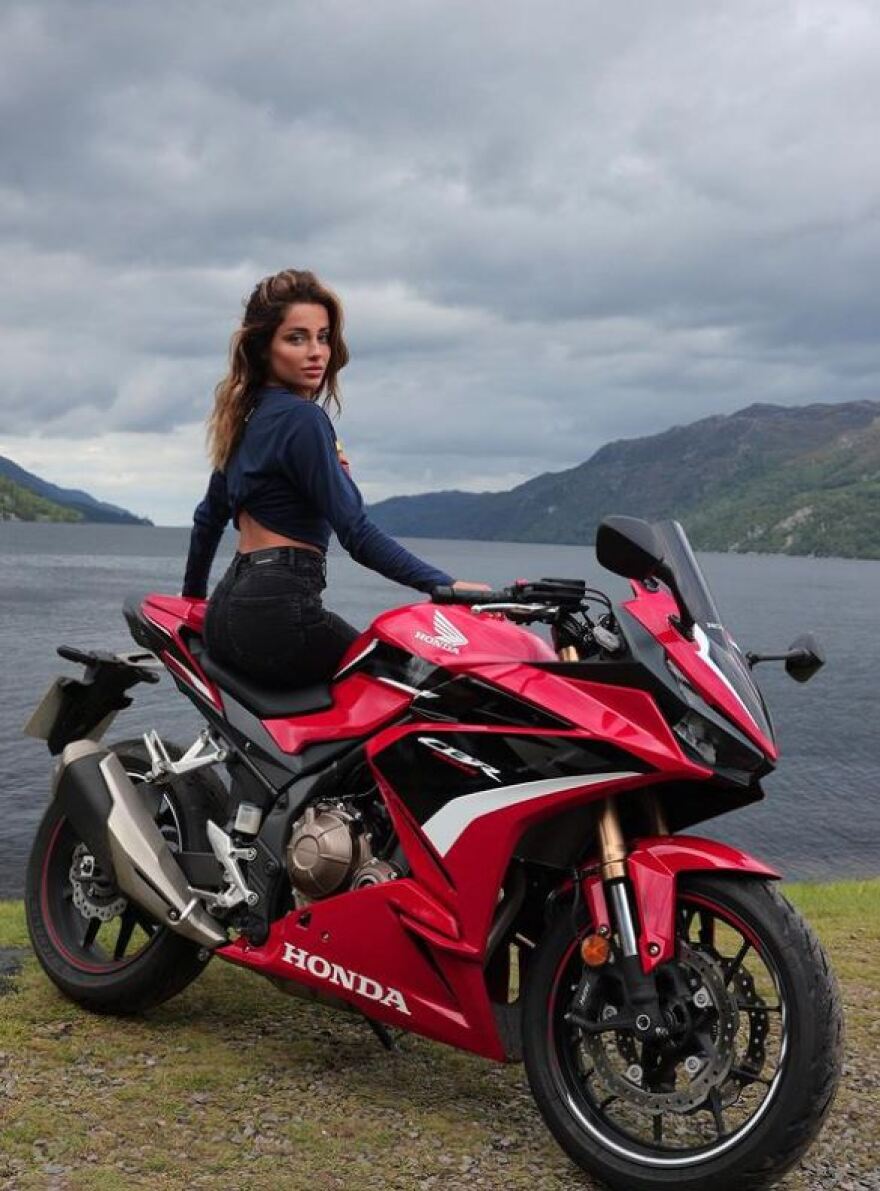 Ελίζα Μαζουτσέλι: Η πιο πιστή και «καυτή» οπαδός της Σαμπντόρια - Δείτε βίντεο και φωτογραφίες 