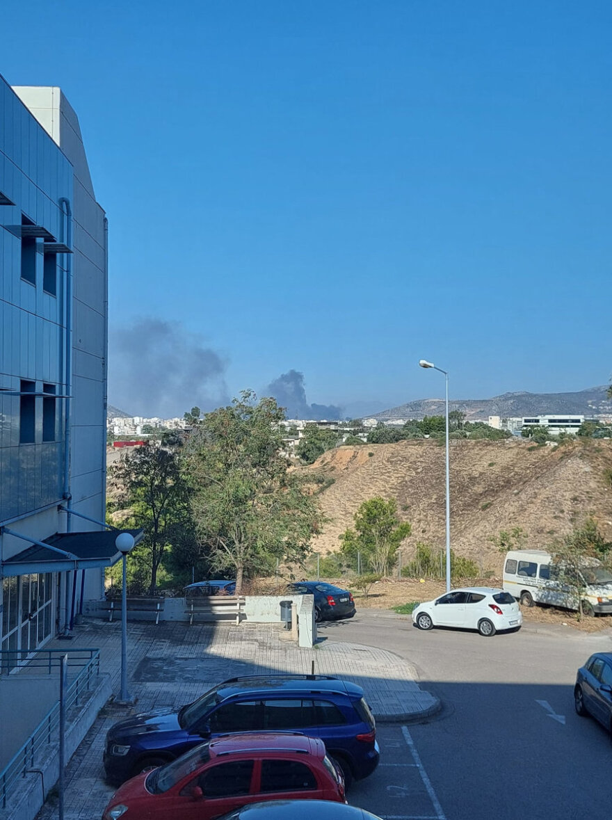 Φωτιά στον Ασπρόπυργο, κοντά στη βιομηχανική ζώνη - Μήνυμα από το 112 για εκκενώσεις