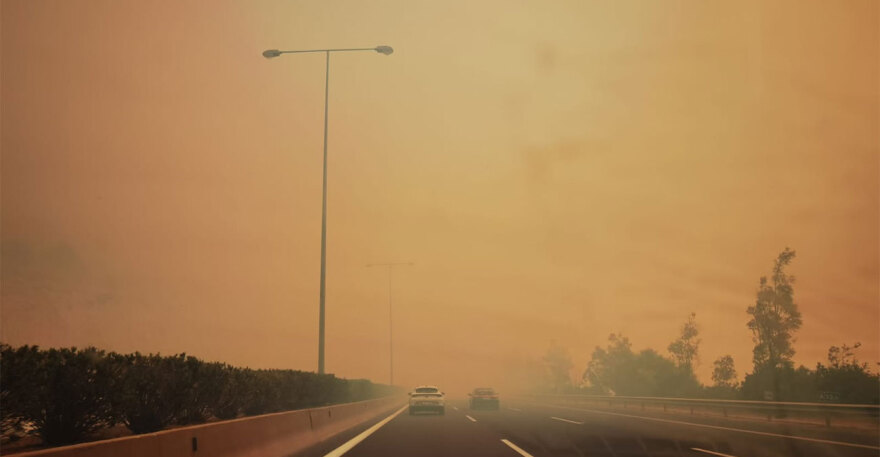 Πυρκαγιές: Ανεβαίνει προς την Πάρνηθα η φωτιά που ξέσπασε στη Φυλή - Κάηκαν σπίτια κι αυτοκίνητα στη Χασιά