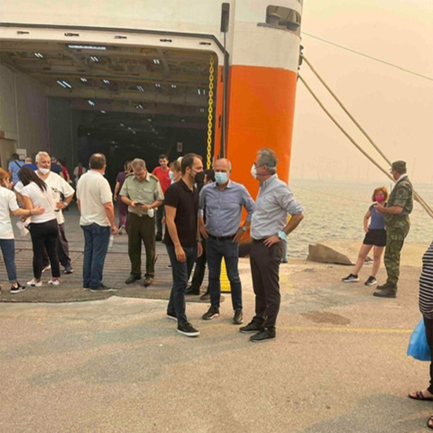 Φωτιά στην Αλεξανδρούπολη: Στο πλωτό νοσοκομείο το κυβερνητικό κλιμάκιο για τη μεταφορά των ασθενών