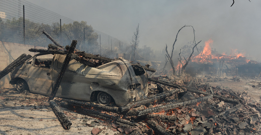 Πυρκαγιές: Ανεβαίνει προς την Πάρνηθα η φωτιά που ξέσπασε στη Φυλή - Κάηκαν σπίτια κι αυτοκίνητα στη Χασιά