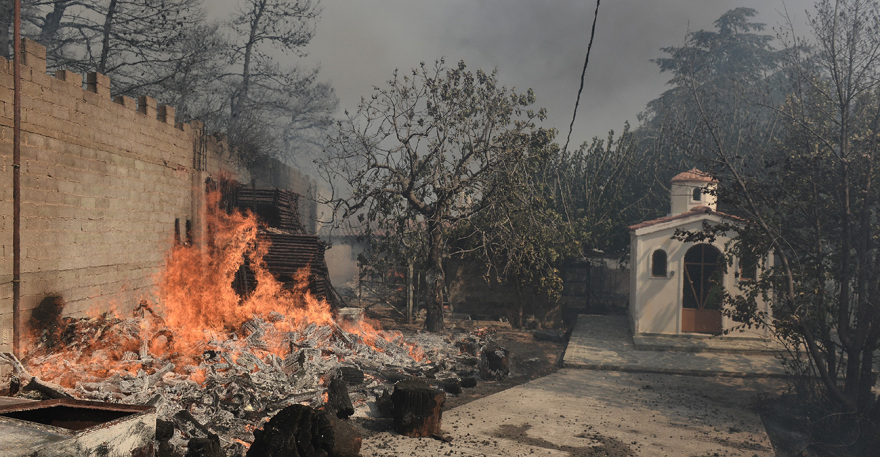 Πυρκαγιές: Ανεβαίνει προς την Πάρνηθα η φωτιά που ξέσπασε στη Φυλή - Κάηκαν σπίτια κι αυτοκίνητα στη Χασιά