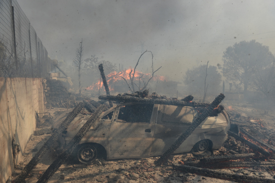 Πυρκαγιές: Ανεβαίνει προς την Πάρνηθα η φωτιά που ξέσπασε στη Φυλή - Κάηκαν σπίτια κι αυτοκίνητα στη Χασιά