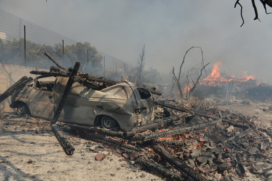 Πυρκαγιές: Ανεβαίνει προς την Πάρνηθα η φωτιά που ξέσπασε στη Φυλή - Κάηκαν σπίτια κι αυτοκίνητα στη Χασιά