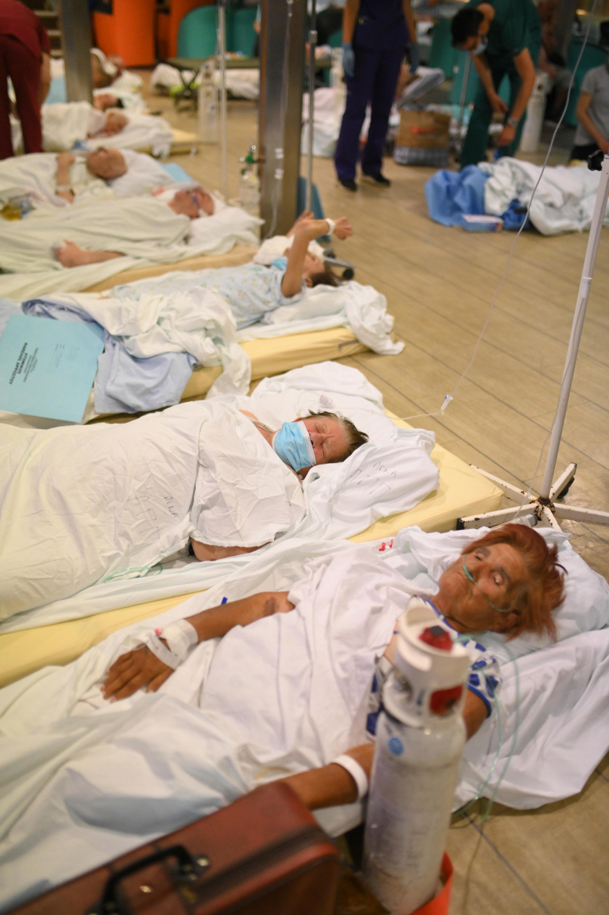 Φωτιά στην Αλεξανδρούπολη: Σε πλοίο στο λιμάνι ασθενείς του νοσοκομείου μετά την εκκένωση, σε τέντες τα σοβαρά περιστατικά - Δείτε βίντεο