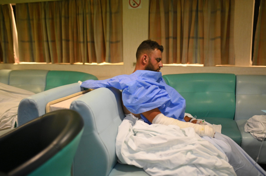 Φωτιά στην Αλεξανδρούπολη: Σε πλοίο στο λιμάνι ασθενείς του νοσοκομείου μετά την εκκένωση, σε τέντες τα σοβαρά περιστατικά - Δείτε βίντεο