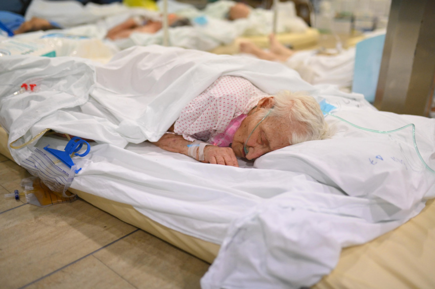 Φωτιά στην Αλεξανδρούπολη: Σε πλοίο στο λιμάνι ασθενείς του νοσοκομείου μετά την εκκένωση, σε τέντες τα σοβαρά περιστατικά - Δείτε βίντεο