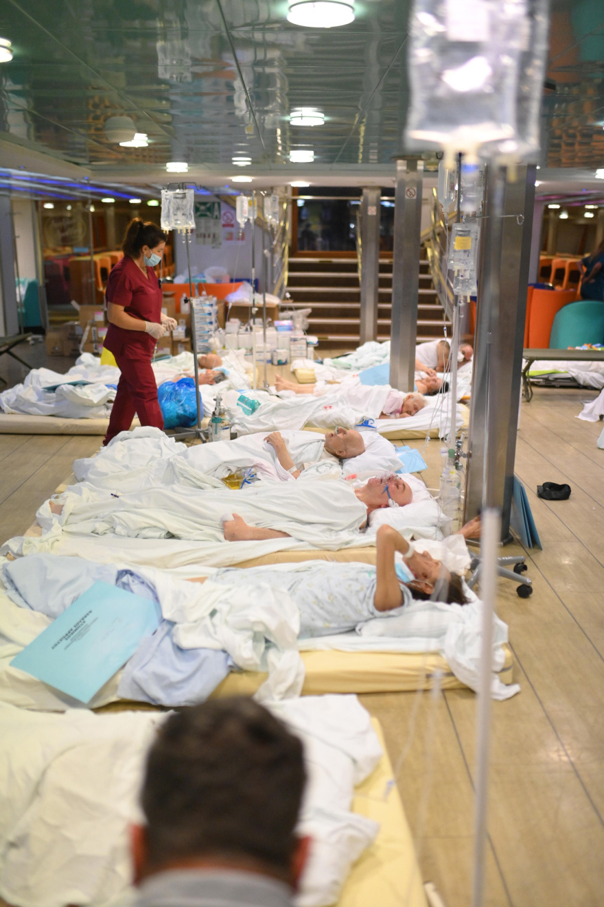 Φωτιά στην Αλεξανδρούπολη: Σε πλοίο στο λιμάνι ασθενείς του νοσοκομείου μετά την εκκένωση, σε τέντες τα σοβαρά περιστατικά - Δείτε βίντεο