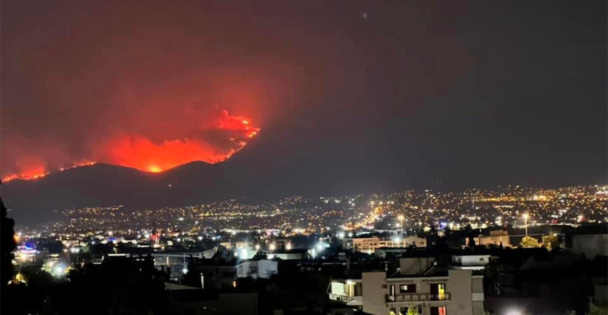 Νύχτα αγωνίας στην Πάρνηθα: Μάχη με τις φλόγες και τους ανέμους - Βίντεο και φωτογραφίες από το πύρινο μέτωπο