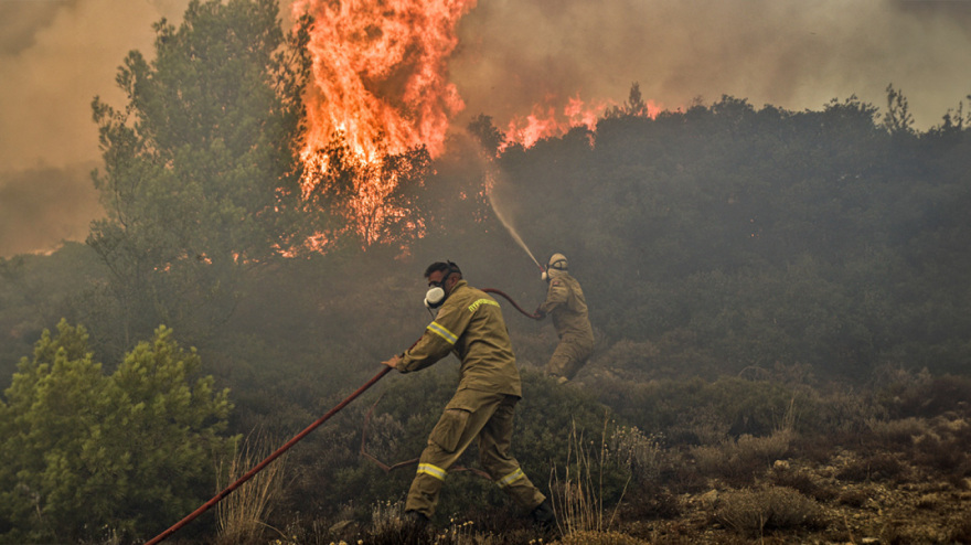 Φωτιά στη Φυλή: Μεγαλώνει το πύρινο μέτωπο - Νέο μήνυμα 112 για Άνω Λιόσια, Γεννηματά και Κανάλα