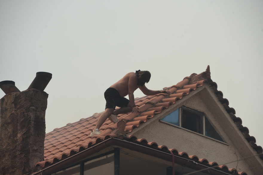 Φωτιά στη Φυλή: Μεγαλώνει το πύρινο μέτωπο - Νέο μήνυμα 112 για Άνω Λιόσια, Γεννηματά και Κανάλα