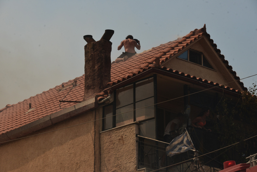 Φωτιά στη Φυλή: Μεγαλώνει το πύρινο μέτωπο - Νέο μήνυμα 112 για Άνω Λιόσια, Γεννηματά και Κανάλα