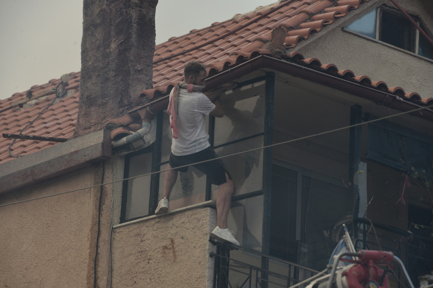 Φωτιά στη Φυλή: Μεγαλώνει το πύρινο μέτωπο - Νέο μήνυμα 112 για Άνω Λιόσια, Γεννηματά και Κανάλα