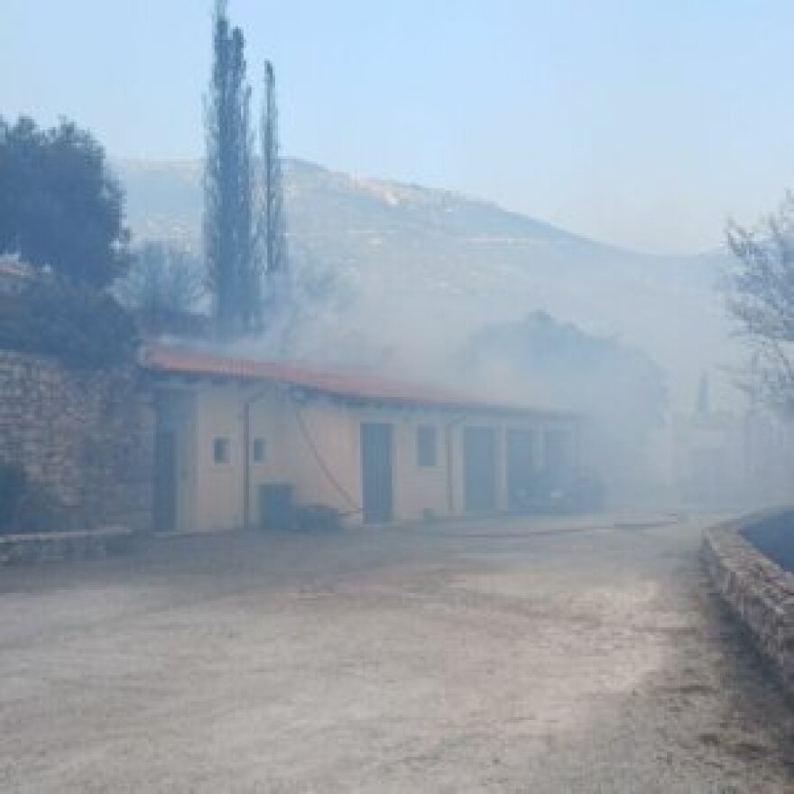 Φωτιά στη Βοιωτία: Κάηκαν κτίρια στην ιστορική μονή του Οσίου Λουκά - Δείτε βίντεο και φωτογραφίες