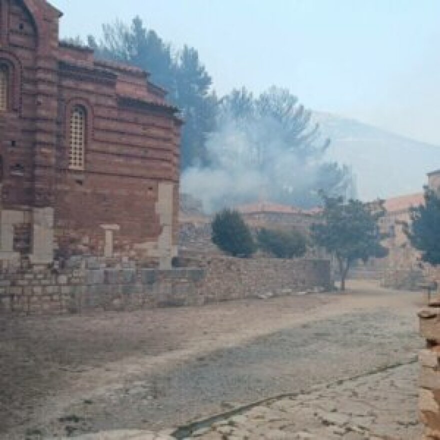 Φωτιά στη Βοιωτία: Κάηκαν κτίρια στην ιστορική μονή του Οσίου Λουκά - Δείτε βίντεο και φωτογραφίες