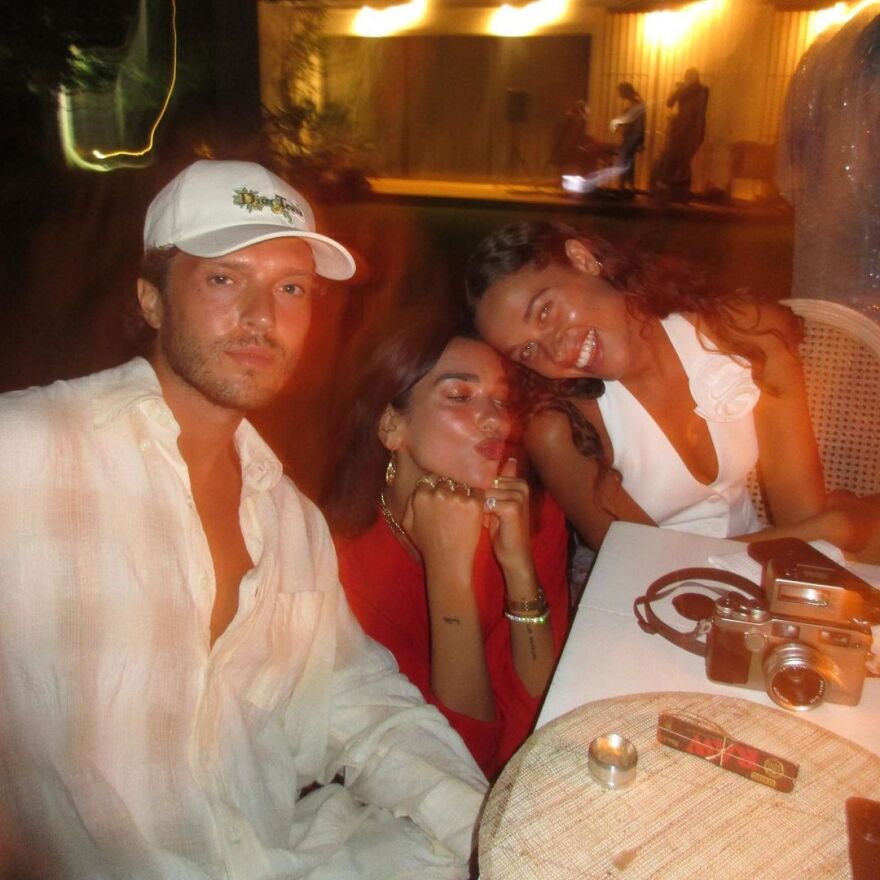 Φωτογραφίες: Η Ντούα Λίπα γιόρτασε τα γενέθλιά της με τον Ρομέν Γαβράς 