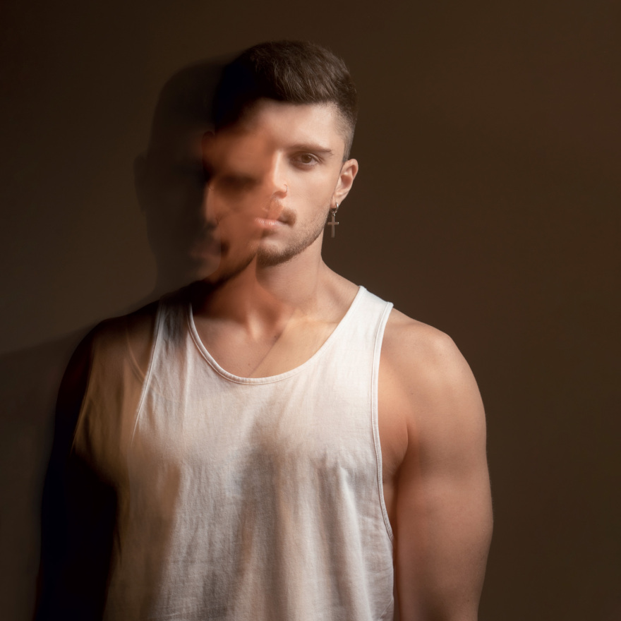 Ο Andrew Lambrou δεν κατάφερε να κερδίσει στη Eurovision αλλά δεν περνάει πλέον απαρατήρητος