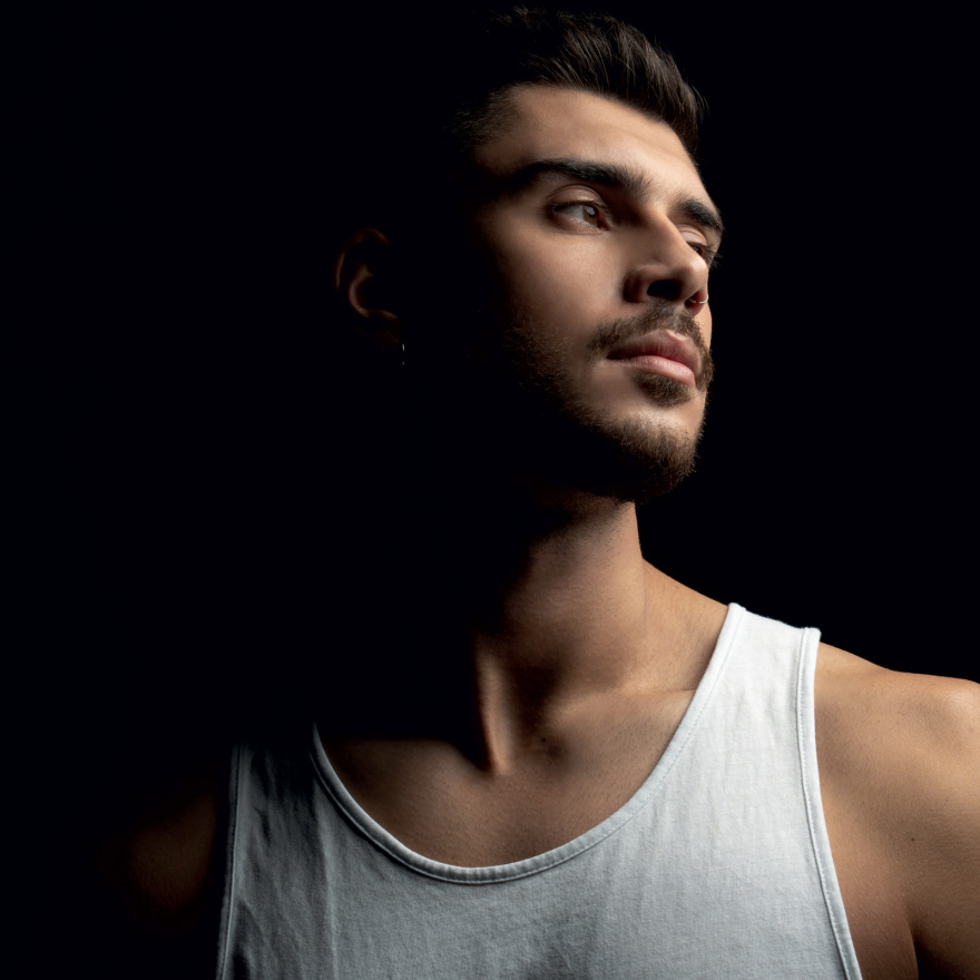 Ο Andrew Lambrou δεν κατάφερε να κερδίσει στη Eurovision αλλά δεν περνάει πλέον απαρατήρητος