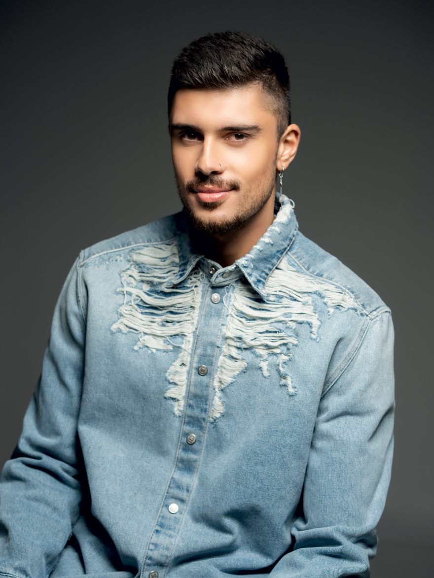 Ο Andrew Lambrou δεν κατάφερε να κερδίσει στη Eurovision αλλά δεν περνάει πλέον απαρατήρητος