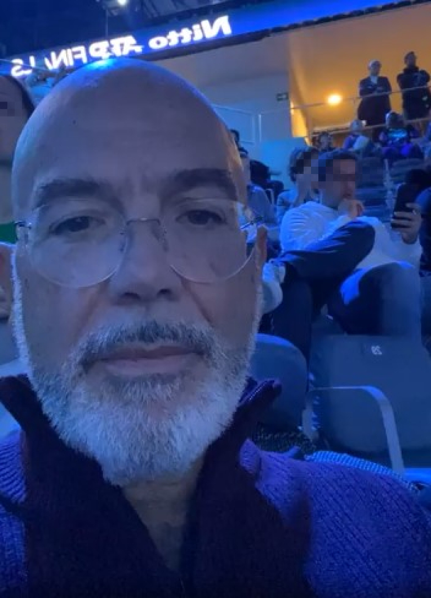 Ο Ιταλός τραπεζίτης που χώρισε την «άπιστη» μνηστή του στο πάρτι αρραβώνων τους λέει ότι δεν την πρόδωσε ποτέ