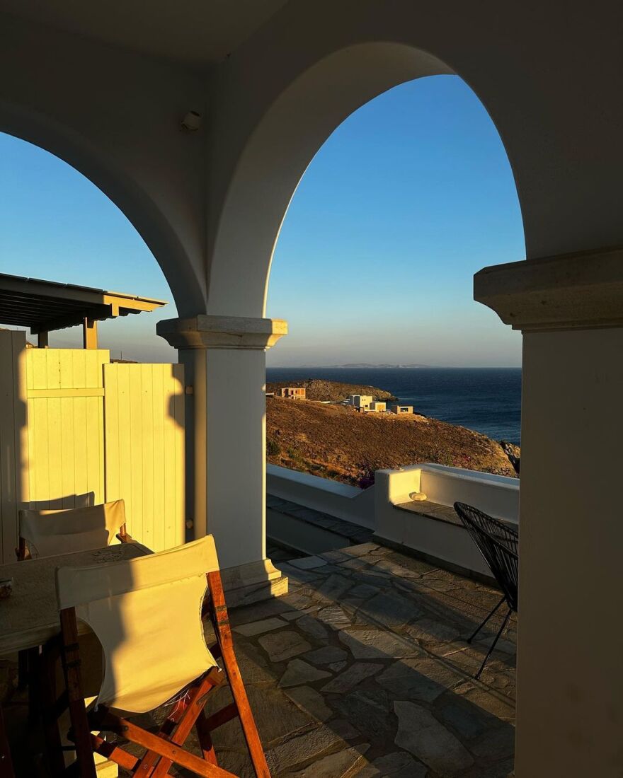 Μιχαήλ Ταμπακάκης - Σάντυ Χατζηιωάννου: Για διακοπές στην Τήνο το ζευγάρι 