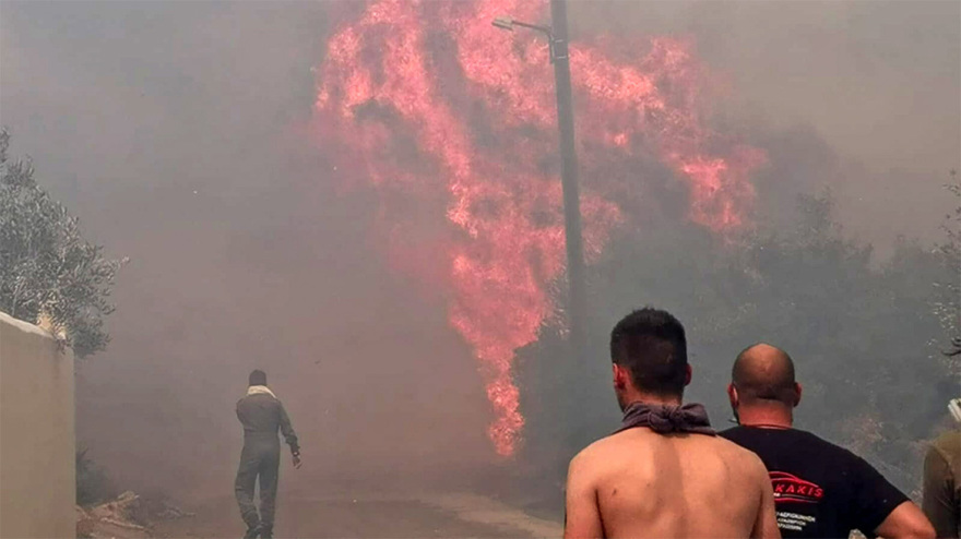 Φωτιά στην Πάρνηθα: Μάχη με τις φλόγες για να σωθεί ο Εθνικός Δρυμός