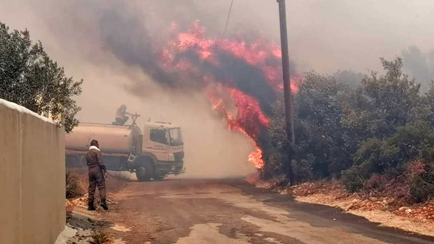 Φωτιά στην Πάρνηθα: Μάχη με τις φλόγες για να σωθεί ο Εθνικός Δρυμός