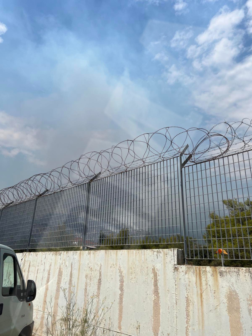 Φωτιά στην Πάρνηθα: Εκκενώνεται η Αμυγδαλέζα, περίπου 700 μετανάστες μεταφέρονται σε άλλες δομές - Δείτε φωτογραφίες