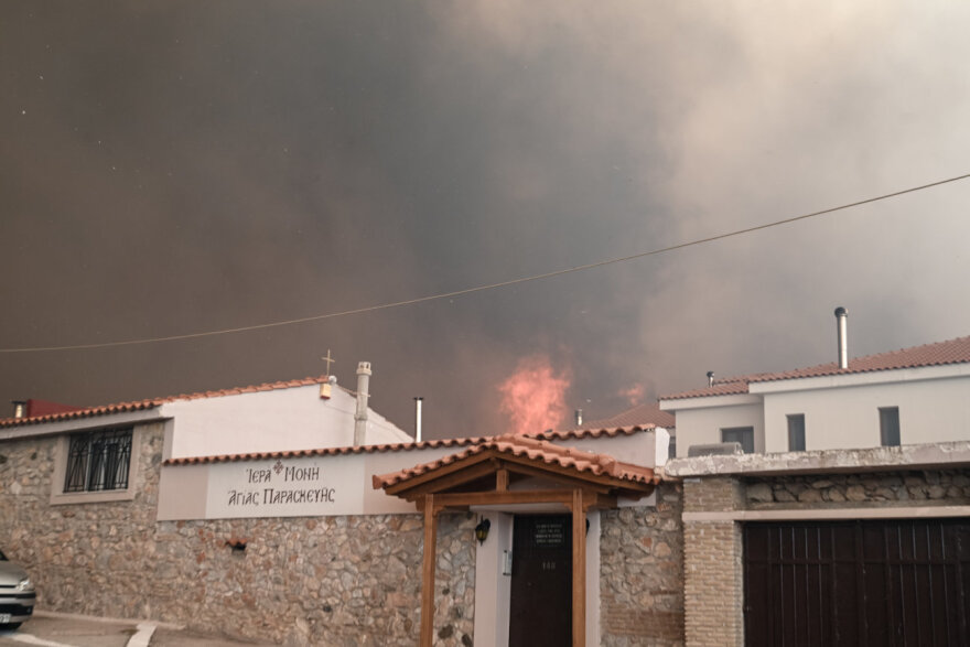 Φωτιά στην Πάρνηθα: Μάχη με τις φλόγες για να σωθεί ο Εθνικός Δρυμός