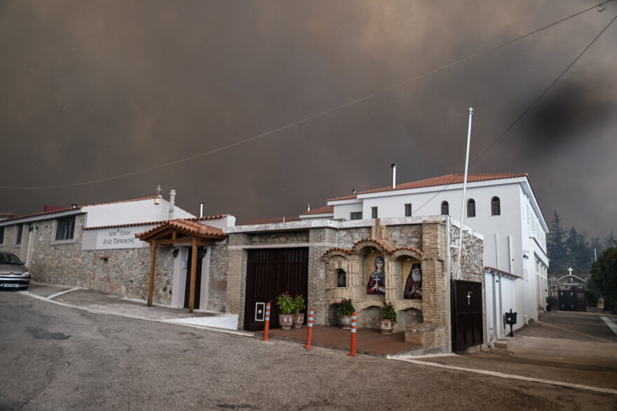 Φωτιά στην Πάρνηθα: Μάχη με τις φλόγες για να σωθεί ο Εθνικός Δρυμός