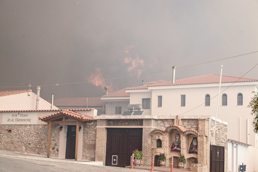 Φωτιά στην Πάρνηθα: Μάχη με τις φλόγες για να σωθεί ο Εθνικός Δρυμός