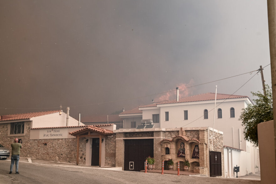 Φωτιά στην Πάρνηθα: Μάχη με τις φλόγες για να σωθεί ο Εθνικός Δρυμός