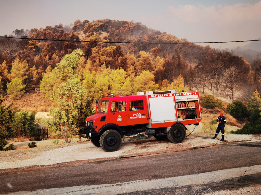 Φωτιά στην Πάρνηθα: Ανεβαίνει στις πλαγιές η πυρκαγιά - Εκκενώθηκαν τρία γηροκομεία, συνεχείς ρίψεις από αέρος
