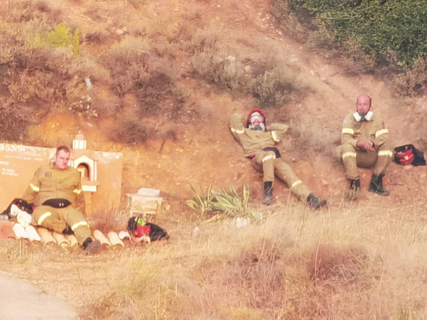 Φωτιά στην Πάρνηθα: Ανεβαίνει στις πλαγιές η πυρκαγιά - Εκκενώθηκαν τρία γηροκομεία, συνεχείς ρίψεις από αέρος