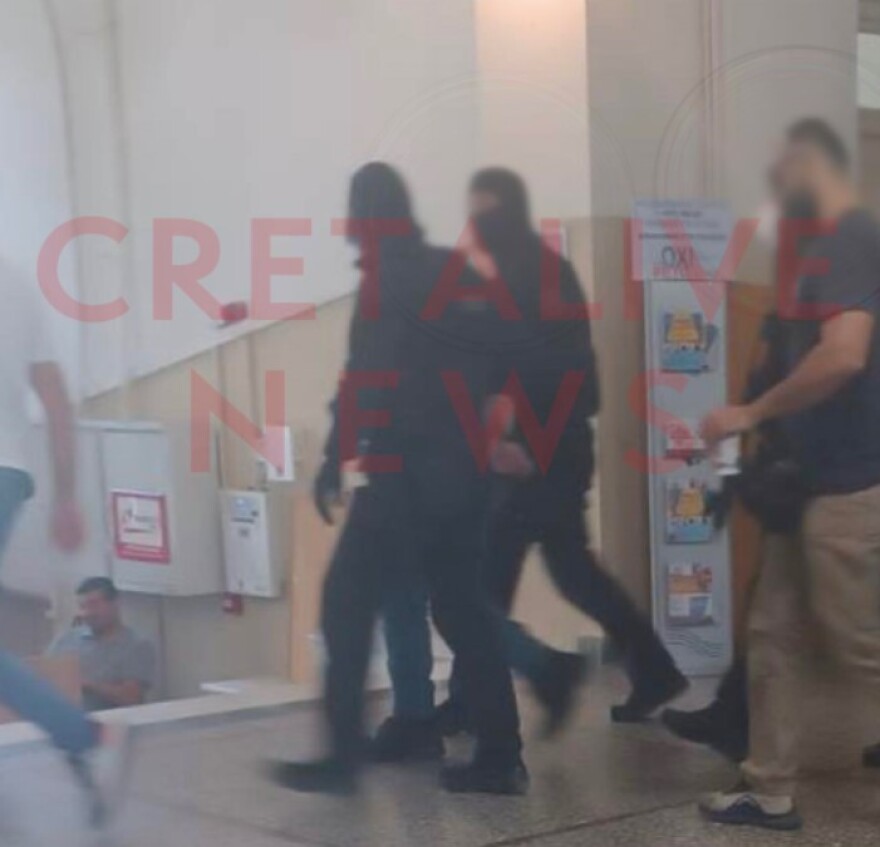 Ηράκλειο: Ο πατέρας του Νίκου περίμενε να δει από κοντά τον 22χρονο που πυροβόλησε τον γιο του - Δείτε φωτογραφίες