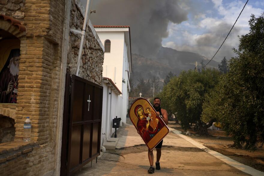 Φωτιά στην Πάρνηθα: Αναζωπυρώσεις σε διάσπαρτες εστίες - Δείτε βίντεο και φωτογραφίες