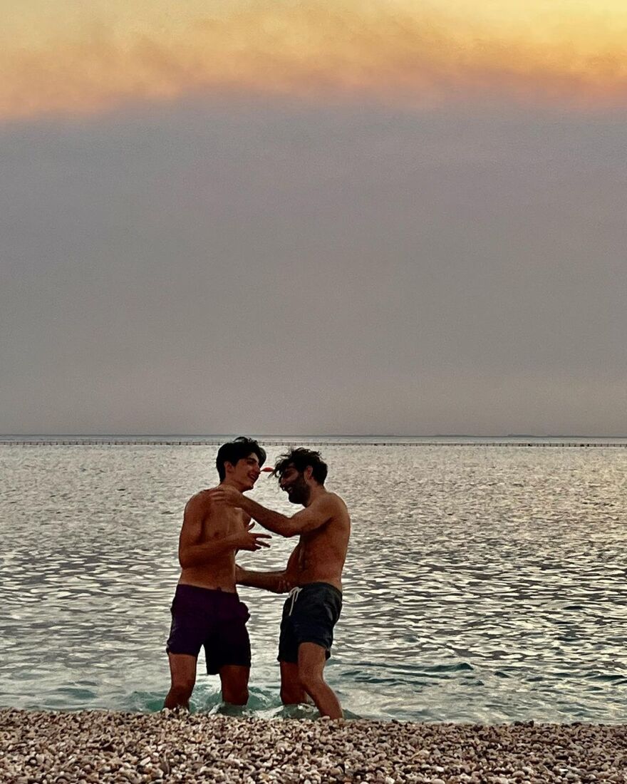 Έλενα Τοπαλίδου: Φωτογράφησε τον Νίκο Κουρή με τον γιο τους 