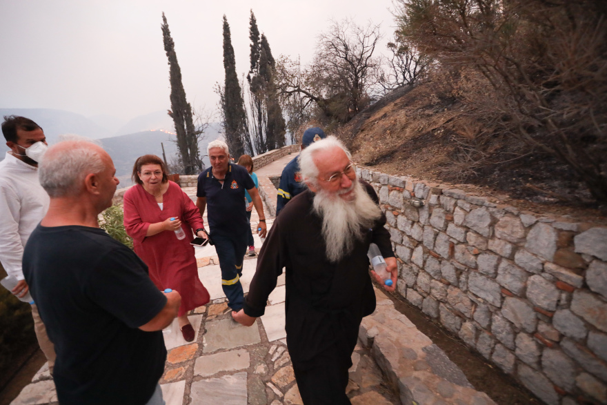Φωτιά στη Βοιωτία: Συγκινεί ο Μητροπολίτης Γεώργιος για το μοναστήρι του Οσίου Λουκά - «Ξεκινάμε από το μηδέν»