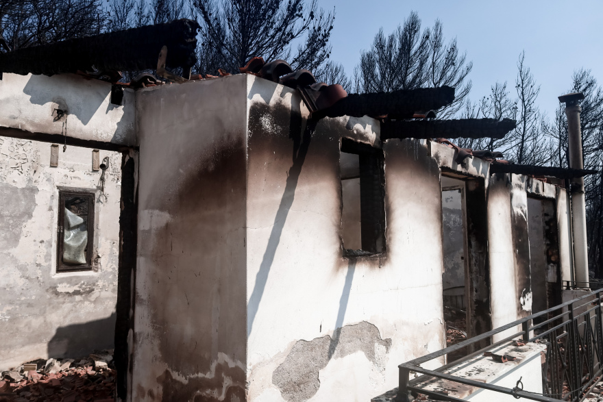 Φωτιά στην Πάρνηθα: Αποκαρδιωτικές εικόνες από τα καμένα σπίτια - Συνεχίζεται η μάχη με τις αναζωπυρώσεις 