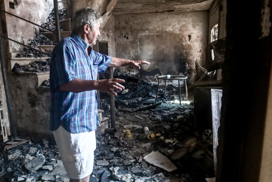 Φωτιά στην Πάρνηθα: Αποκαρδιωτικές εικόνες από τα καμένα σπίτια - Συνεχίζεται η μάχη με τις αναζωπυρώσεις 